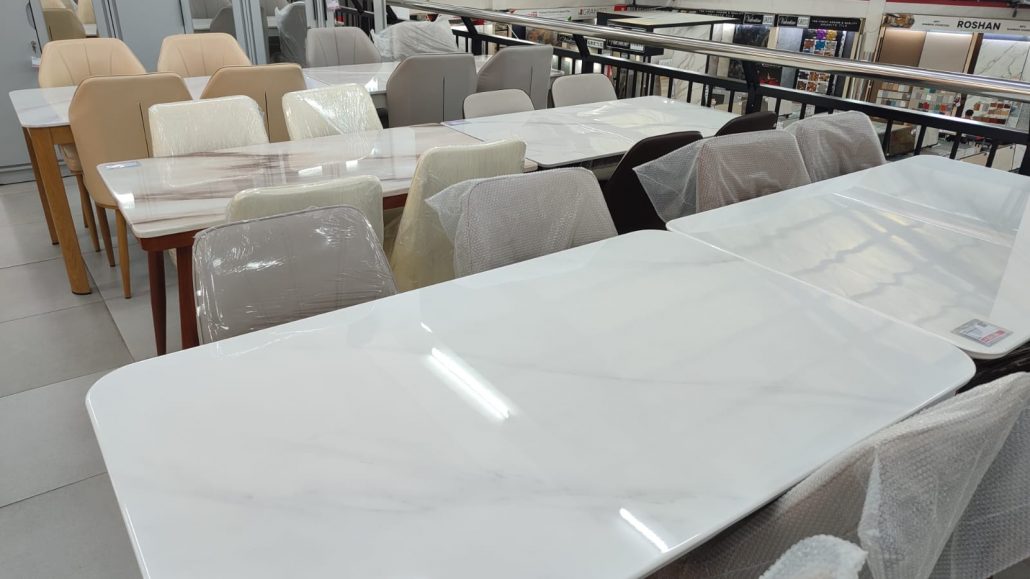 meja makan dan kursi